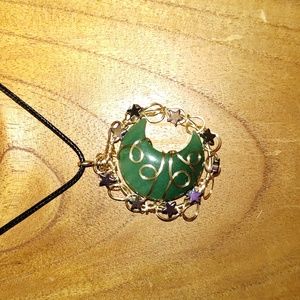 New Green onyx Crescent moon pendants Necklace.